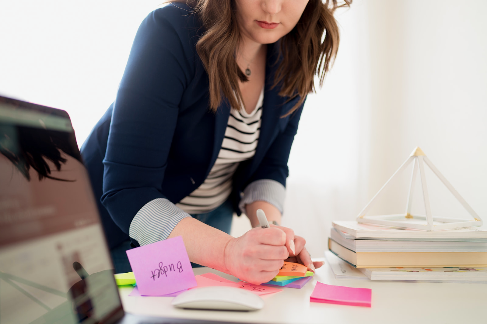 A facilitator captures priorities during session preparation